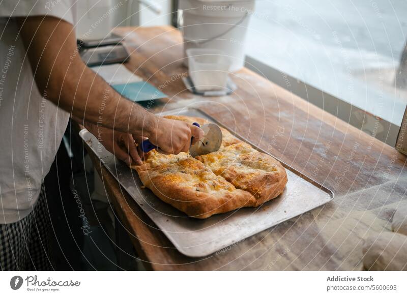 Detailaufnahme der Hände beim Schneiden einer Pizza Lebensmittel frisch Käse Nahaufnahme Kutter Italienisch Restaurant Abendessen traditionell Mahlzeit lecker
