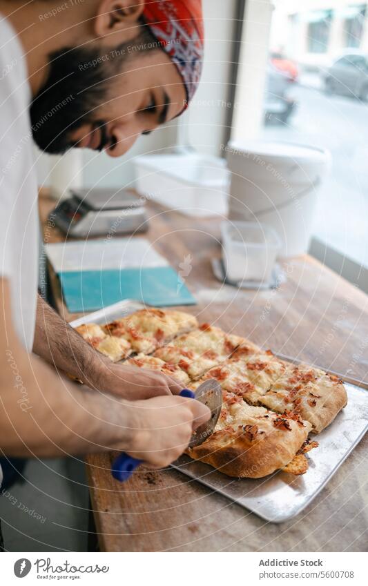 Arabischer Pizzabäcker, der den Teig mit einem Messer schneidet arabisch Lebensmittel frisch Schneiden Käse Nahaufnahme Hände Kutter Italienisch Restaurant