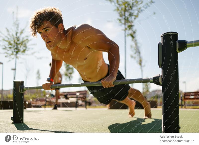 Starker junger Sportler beim Calisthenics Mann Training calisthenics Wellness Körpergewicht Übung Handstand Fitness Bodybuilding Planche männlich Athlet