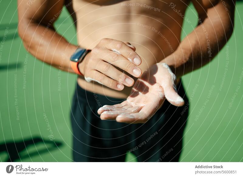 Nahaufnahme der Hände eines Mannes mit Magnesium Training calisthenics Wellness Körpergewicht Übung Fitness Bodybuilding Sport männlich Athlet Kunstturnen