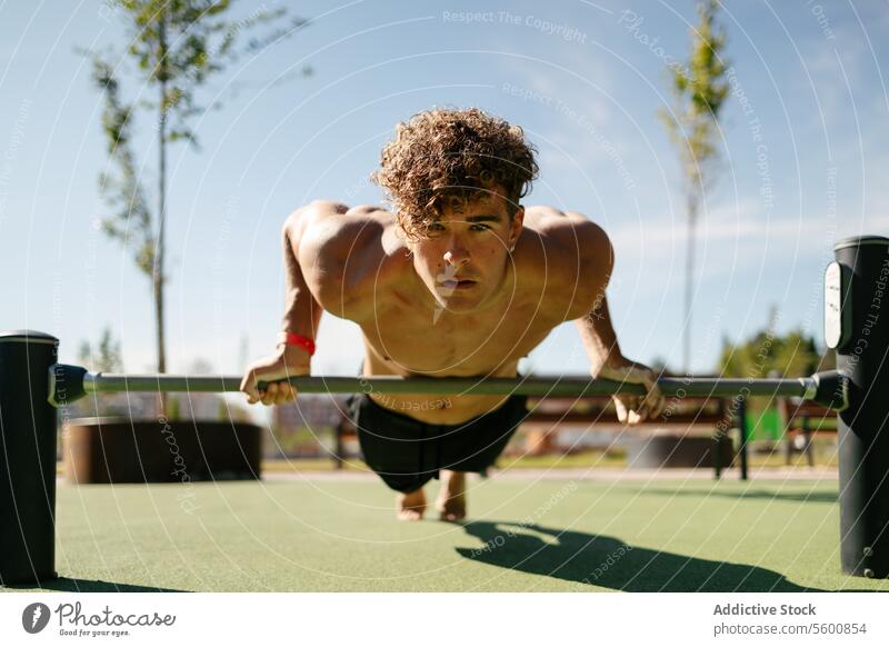 Starker junger Sportler beim Calisthenics Mann Training calisthenics Wellness Körpergewicht Übung Handstand Fitness Bodybuilding Planche männlich Athlet