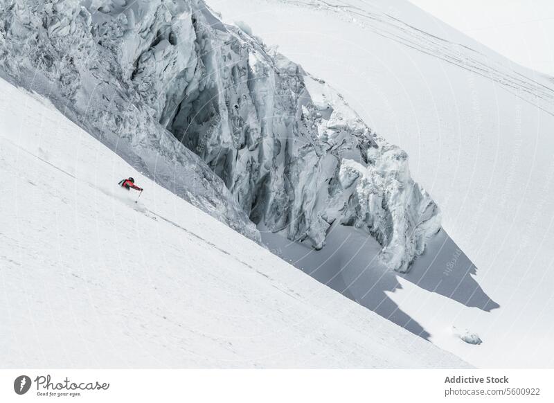 Unbekannte Person beim Skifahren auf einem Schneeberg im Urlaub in den Schweizer Alpen an einem sonnigen Tag Skifahrer Berge u. Gebirge genießen Winter deckend