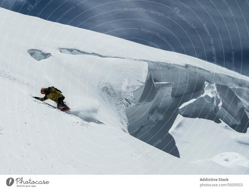Anonymer Mann mit Skiern und Snowboard fährt über verschneites Land im Urlaub in den Schweizer Alpen Schnee Landschaft Berge u. Gebirge anonym Ganzkörper