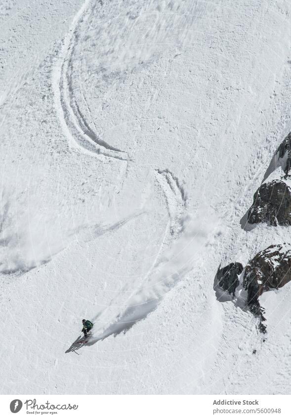 Hohe Winkel der unerkennbaren Person Skifahren auf Schnee Berg während des Urlaubs in den Schweizer Alpen während des sonnigen Tages Skifahrer Berge u. Gebirge