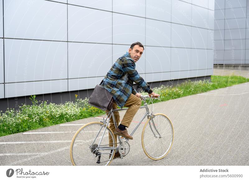 Junger Mann fährt Fahrrad Mitfahrgelegenheit Straße Großstadt urban Frau Stil Gebäude modern Radfahrer Fahrzeug Verkehr lässig Zeitgenosse Stadt heiter jung