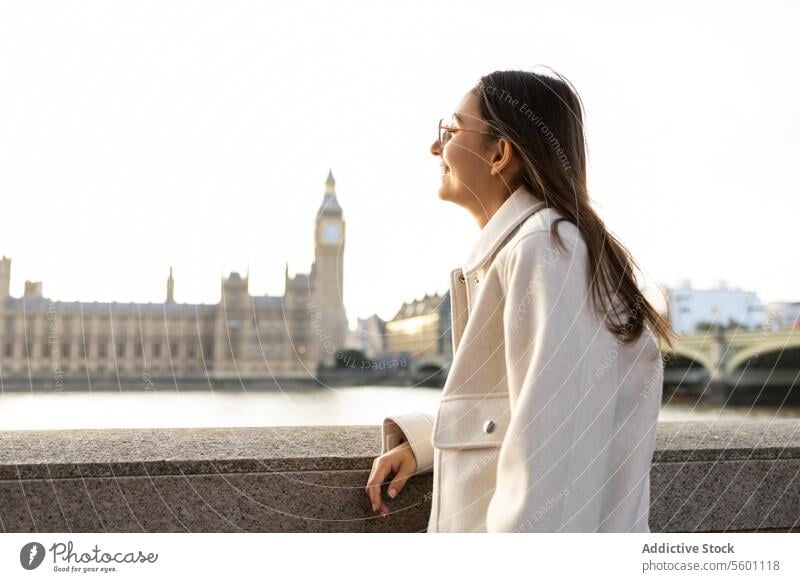 Frau genießt den Blick auf die ikonische Skyline von London Ansicht Wahrzeichen Houses of Parliament Big Ben Brücke Reling Profil jung anstarrend historisch