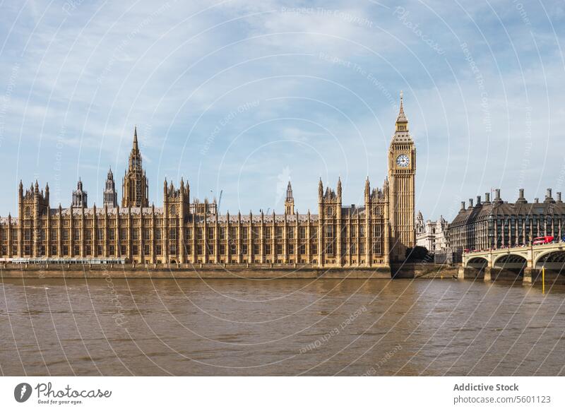Ikonischer Blick auf die Houses of Parliament und Big Ben in London Themse Fluss Wahrzeichen Architektur historisch kultig England vereinigtes königreich