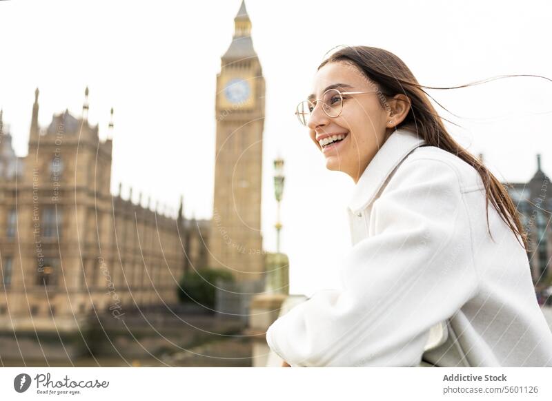 Fröhliche Frau beim Sightseeing in der Nähe des Big Ben in London Lächeln Tourist Glück Sonnenbrille stylisch reisen Wahrzeichen Tourismus kultig Großstadt