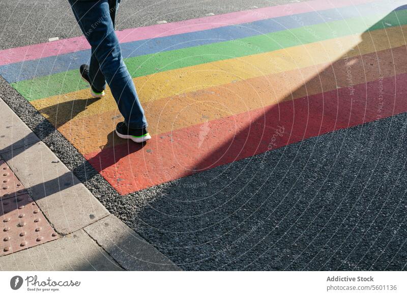Bunte Regenbogen-Kreuzung auf der Londoner Straße Fußgänger Überfahrt Vielfalt Inklusivität Spaziergang farbenfroh im Freien tagsüber sonnig Schatten urban