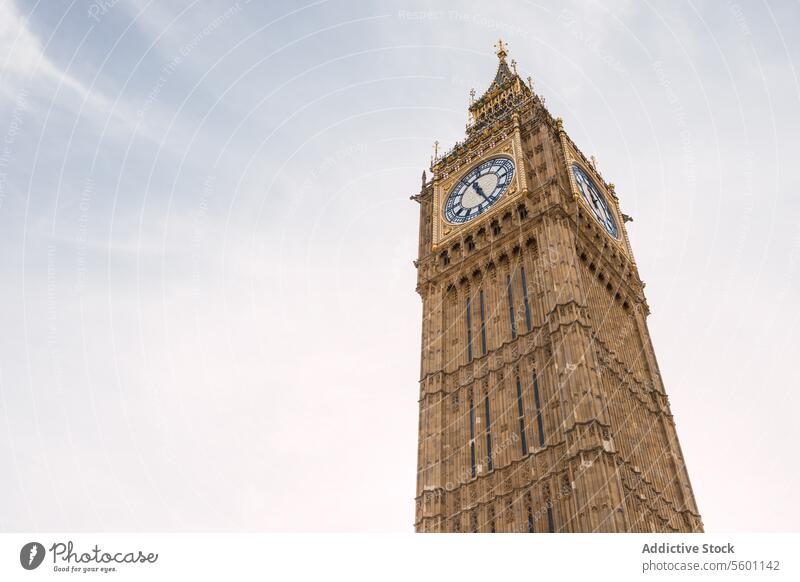 Der ikonische Uhrenturm Big Ben vor einem bewölkten Himmel in London Turm wolkig historisch Wahrzeichen Architektur Zeit kultig touristisch England