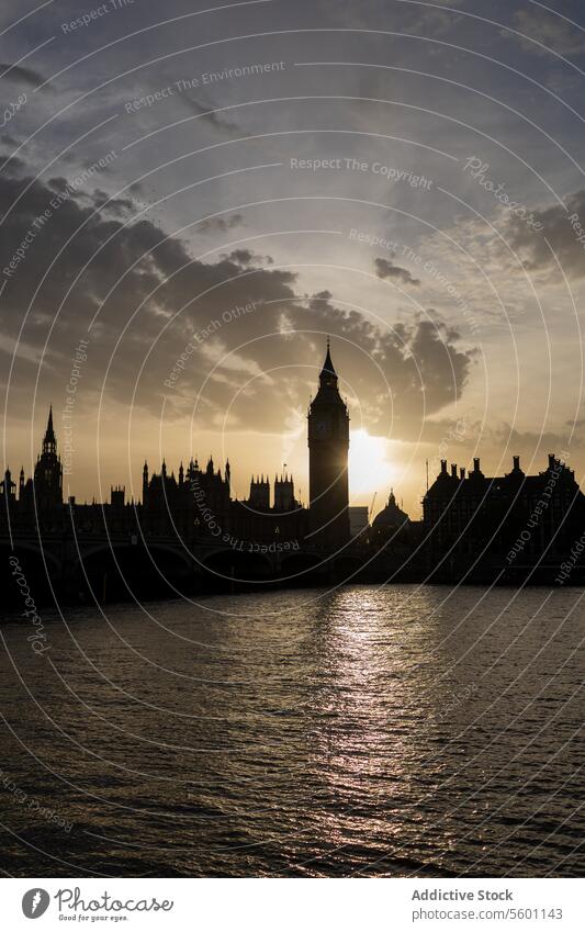 Silhouette von Big Ben und Westminster bei Sonnenuntergang London Parlament Themse Fluss Reflexion & Spiegelung Himmel dramatisch kultig Wahrzeichen England