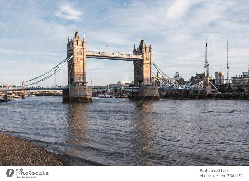Sonniger Tag an der berühmten Tower Bridge in London Die Themse Blauer Himmel sonnig Wahrzeichen Brücke Architektur kultig Wasser Fluss England Großbritannien