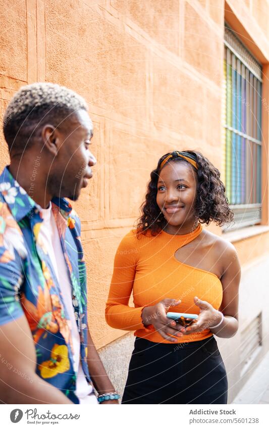 Junge schwarze Freunde gehen auf der Straße jung Paar Lächeln Glück Lifestyle im Freien urban lässig Mann Frau Porträt Person Großstadt Erwachsener Mitteilung