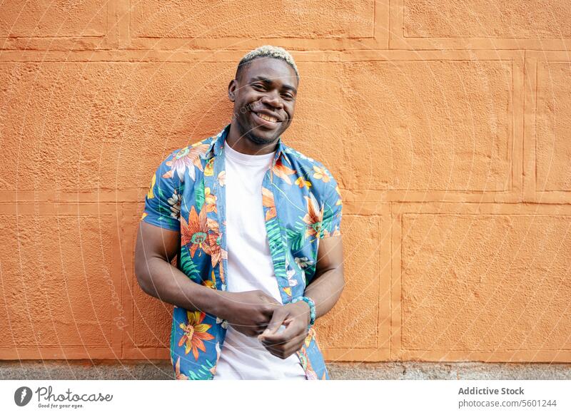 Porträt eines jungen schwarzen Mannes auf der Straße Lächeln Fröhlichkeit urban Afrikanisch Großstadt Lifestyle männlich Person Erwachsener Typ gutaussehend