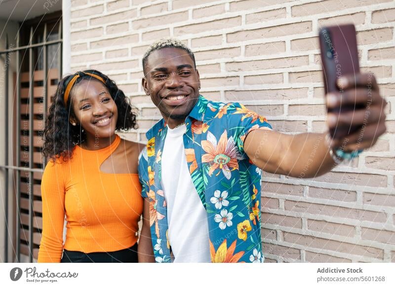 Freunde machen ein Selfie auf der Straße jung schwarz Paar Lächeln Smartphone Fotokamera Glück Lifestyle im Freien Telefon Mobile Technik & Technologie urban