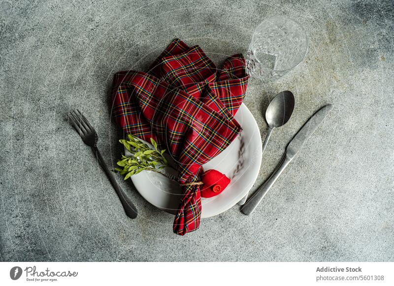 Valentinstagstisch mit Herzdekor auf Betonoberfläche am Küchentisch Teller Besteck Löffel Serviette rot Tartan Dekoration & Verzierung Tisch Valentinsgruß Tag