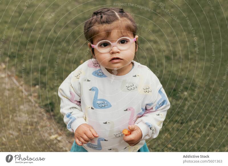 süßes kleines Mädchen mit Brille miopia Hyperopie Lifestyle Optometrie lieblich Sehvermögen Tochter wenig Kind Person hübsch schön niedlich jung Porträt