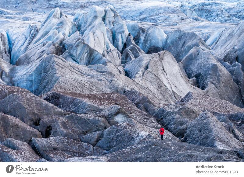 Kleine Figur vor riesigem Gletscher im VatnajÃ¶kull, Island Entdecker Nationalpark Eis Landschaft Skala Schönheit eisig Gelände Abenteuer reisen blau kalt