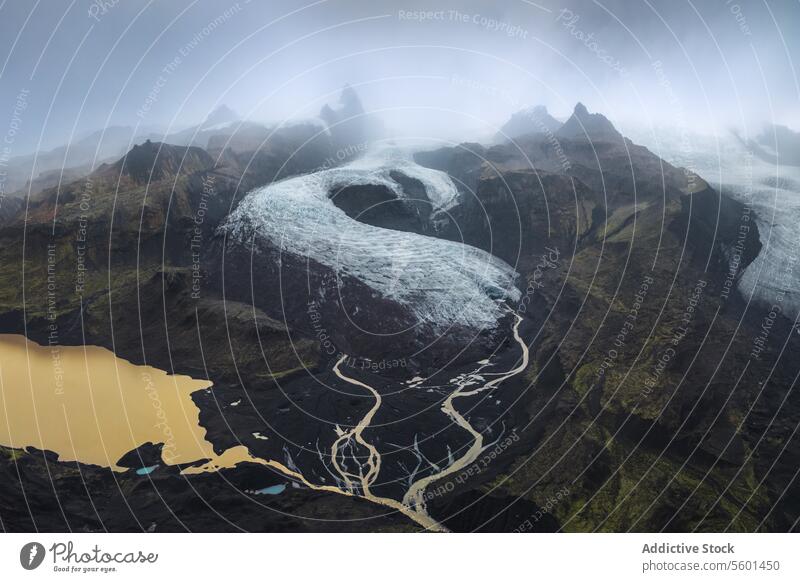 Luftaufnahme eines Gletschers im Vatnajökull-Nationalpark, Island unwegsames Gelände bewölkter Himmel isländische Landschaft natürliche Schönheit im Freien