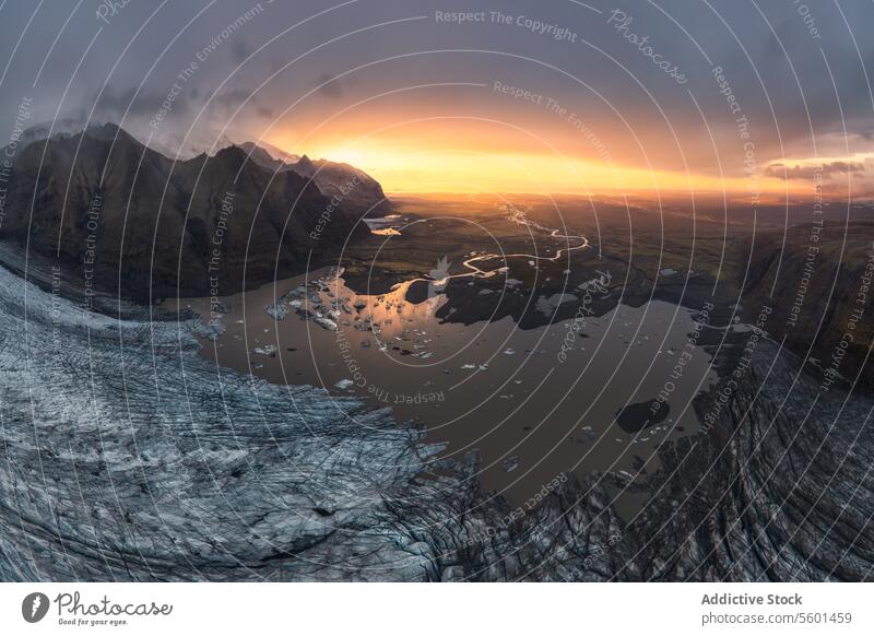 Gletscherszene bei Sonnenuntergang aus der Luft im VatnajÃ¶kull-Nationalpark Luftaufnahme Island Lagune Eis Landschaft natürliche Schönheit Dämmerung