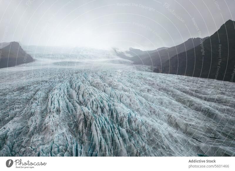 Riesige Gletscherflächen unter bewölktem Himmel am Vatnajökull Island wolkig Gipfel Berge u. Gebirge Eis Nationalpark Landschaft im Freien Wildnis kalt Natur