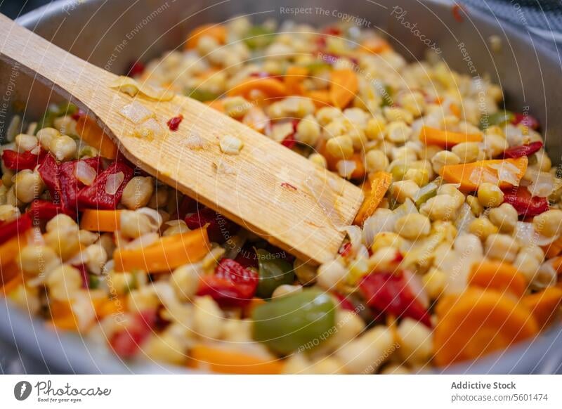 Gemüse mit Kichererbsen in einem Topf Küchenchef Koch Essen zubereiten Veganer Lebensmittel professionell Restaurant Arbeit Speise Beruf Job Vorbereitung