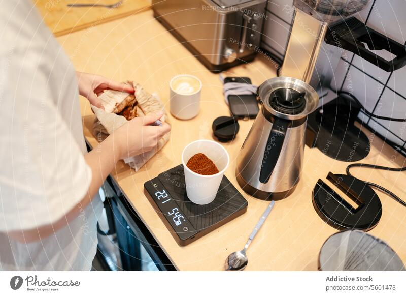 Junge Barista wiegt Kaffee unkenntlich Café Espresso Kantine Nahaufnahme Latte trinken Gewichtung Skala Cappuccino Koffein Business Arbeiter Job Dienst Beruf