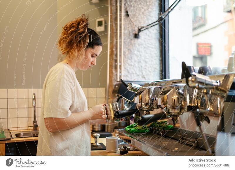 Junge Barista dampft Milch Kaffee Café Espresso Kantine Latte trinken Cappuccino Koffein Dämpfen Business Arbeiter Job Dienst Beruf Maschine Personal jung