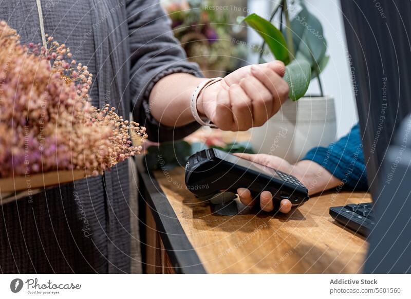 Kontaktloses Bezahlen mit der Smartwatch an der Ladenkasse Zahlung smartwatch berührungslos Kasse Technik & Technologie Transaktion Kunde Blume Kassierer