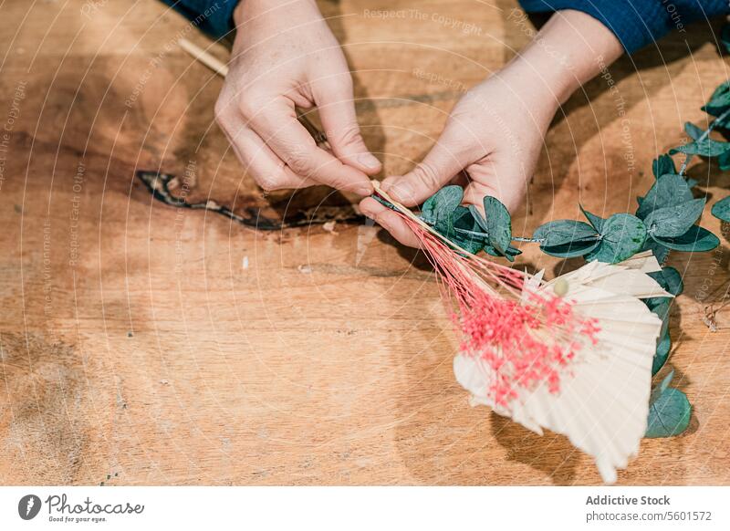 Anonyme Hände gestalten ein schönes Blumenarrangement auf Holz geblümt Ordnung Basteln Tisch Frau Nahaufnahme Dekoration & Verzierung Hobby Kreativität Design