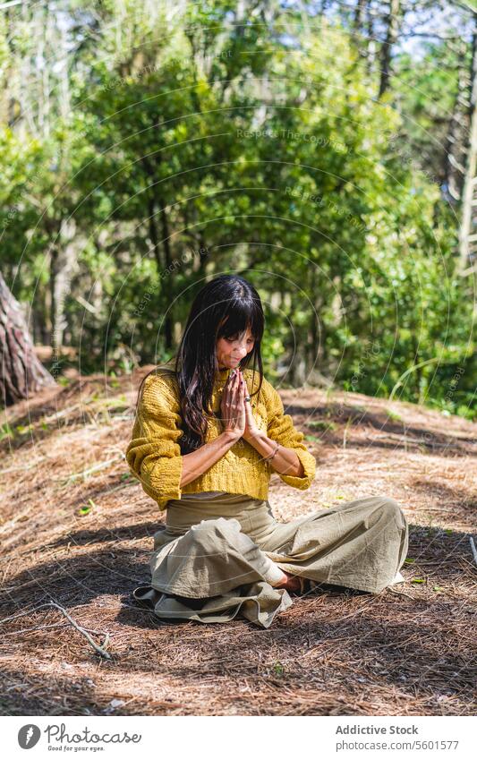 Frau mit gefalteten Händen meditiert im Wald. Vertikale Aufnahme menschliche Hand Asana Gleichgewicht atmen Atmung Windstille Ruhe umklammernd Textfreiraum