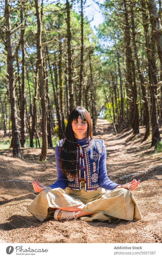 Porträt einer erwachsenen Frau mit geschlossenen Augen beim Meditieren im Wald. Vertikale Aufnahme menschliche Hand Gleichgewicht atmen Atmung Windstille Ruhe