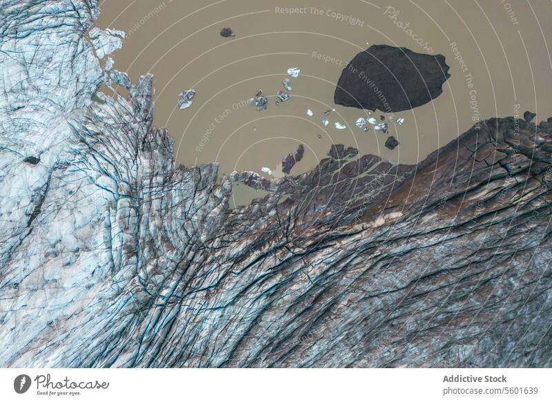 Luftaufnahme von Eiskappe und Meer mit Eisbergen Gletscher Antenne MEER Landschaft Winter Wetter Natur malerisch arktische kalt Wasser Seeküste Vatnajokull
