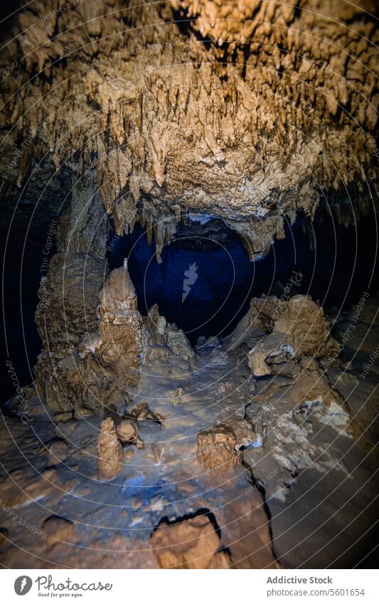 Unterirdische Landschaft mit Stalaktitenstrukturen, die vom Höhlensegel in der Cenote Dos Ojos, Mexiko, herabhängen Tropfsteine Formationen Höhlendecke