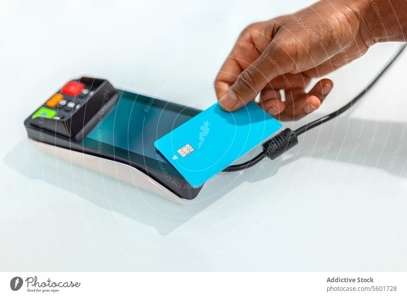 Anonyme Hand beim Bezahlen mit Kreditkarte in der Drogerie Kunde Frau anonym Zahlung Terminal Ernte durchziehen. Tisch weiß Apotheke Laden Werkstatt kaufen Kauf