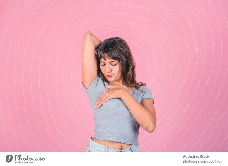 Frau bei einer Brust-Selbstuntersuchung vor rosa Hintergrund bse Bewusstsein für Brustkrebs Brustkrebsmonat Prävention von Brustkrebs Gesundheit der Brüste