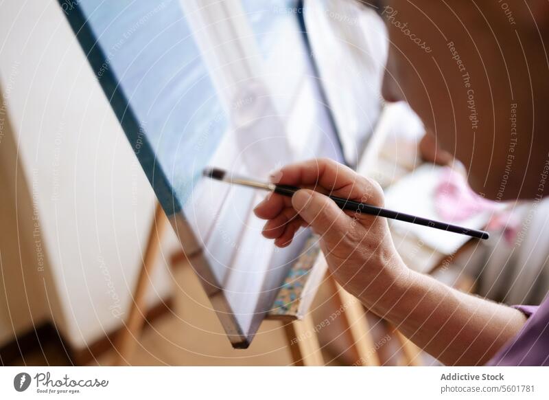 Nahaufnahme einer Handmalerei auf Leinwand unkenntlich Frau Anstreicher Künstler Malerei Bürste Farbe Palette kreativ Kunstwerk Pinselblume Erwachsener Hobby