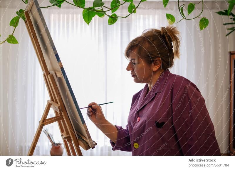Erwachsene Frau malt Leinwand zu Hause Anstreicher Künstler Malerei Bürste Farbe Palette kreativ Kunstwerk Pinselblume Erwachsener Hobby heimwärts künstlerisch