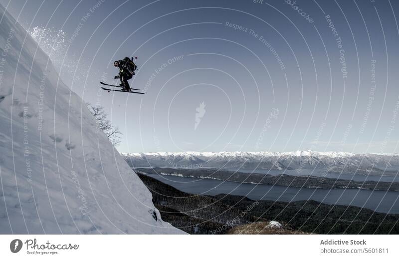 Person beim Skifahren auf einem verschneiten Berg im Winter springen Berge u. Gebirge Schnee Berghang schneebedeckt Klarer Himmel Urlaub Geschwindigkeit Pulver