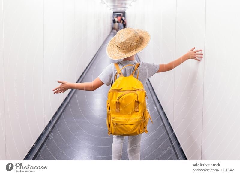 Gesichtsloser Junge auf Reisen im Flughafenterminal anonym Rucksack Hut Arme ausgestreckt Boarding Rückansicht laufen gesichtslos Urlaub Feiertag Terminal