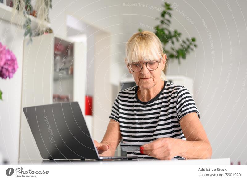 ältere Frau, die online mit Kreditkarte einkauft 60s Beteiligung kaufen gealtert App Anwendung Banking Browsen Kaukasier Anschluss Cyberspace Gerät