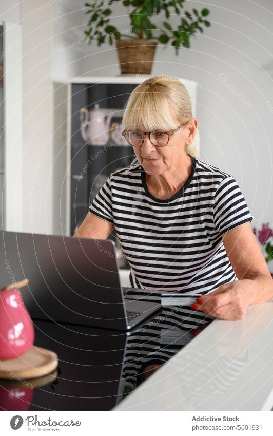 Ältere Frau arbeitet am Laptop Arbeit Tisch Büro modern Business benutzend Job lesen Gerät Arbeitsplatz heimwärts Konzentration lässig Mann freiberuflich