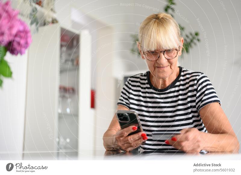 ältere Frau, die online mit Kreditkarte einkauft 60s Beteiligung kaufen gealtert App Anwendung Banking Browsen Kaukasier Anschluss Cyberspace Gerät