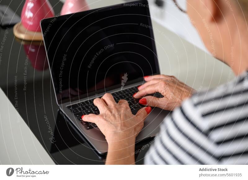 Crop Mann tippt auf Laptop Arbeit Tippen benutzend freiberuflich Browsen Gerät Apparatur abgelegen Internet Keyboard online Frau Surfen Netbook Projekt