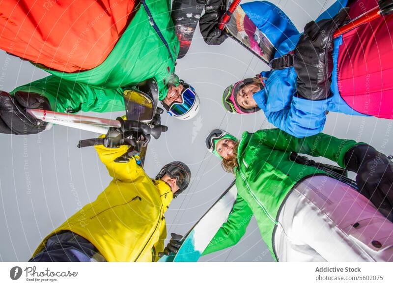 Ein Kreis von Skifahrern in bunten Klamotten bereit für die Abfahrt kreisen Schnee Landschaft pulsierend Bekleidung niedriger Winkel Menschengruppe Winter Sport