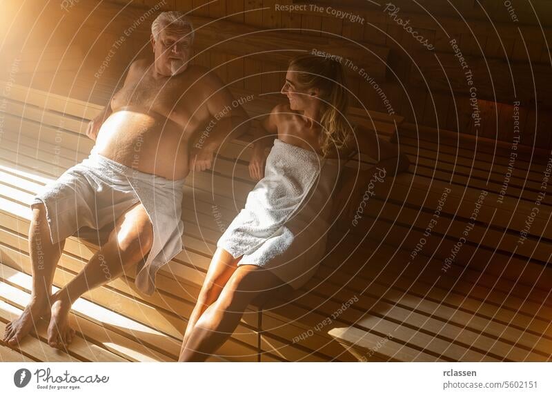 Paar im Wellness-Spa entspannt sich in finnischer Holzsauna alt Harmonie Fitness Freunde Sauna Verdunstung Finnisch heißer Stein Hotelzimmer Eimer Schweiß