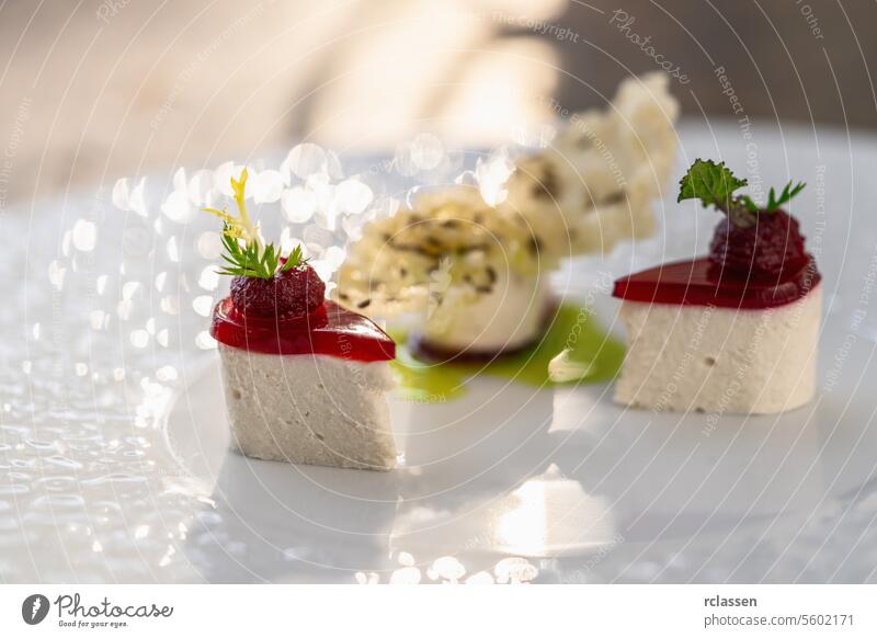 Nahaufnahme einer luxuriösen Vorspeise auf einem weißen Teller im Restaurant, elegante kulinarische Präsentation. Lebensmittel Fotografie Konzept Bild