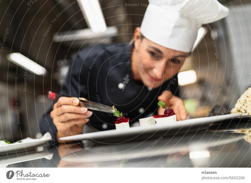 Chefkoch Perfektionierung eines Gourmet-Dessert Hinzufügen von grünen Topping Finishing Gericht, Dekoration Mahlzeit am Ende. Luxus-Hotel Kochen Konzept Bild.