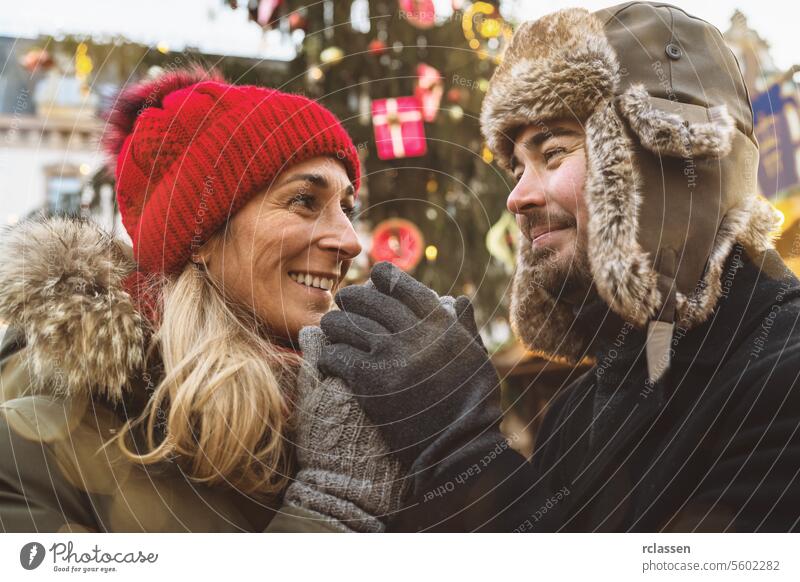 Romantisches Paar genießt Glühwein auf dem Weihnachtsmarkt Liebe romantisch Neujahr trinken Weihnachten Lebensmittel Treffpunkt Winter Frau Schnee