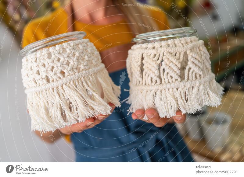 Nahaufnahme von Händen, die mit Makramee verzierte Glasgefäße halten verzierte Gläser Basteln diy handgefertigt Dekor Dekoration & Verzierung Handwerk